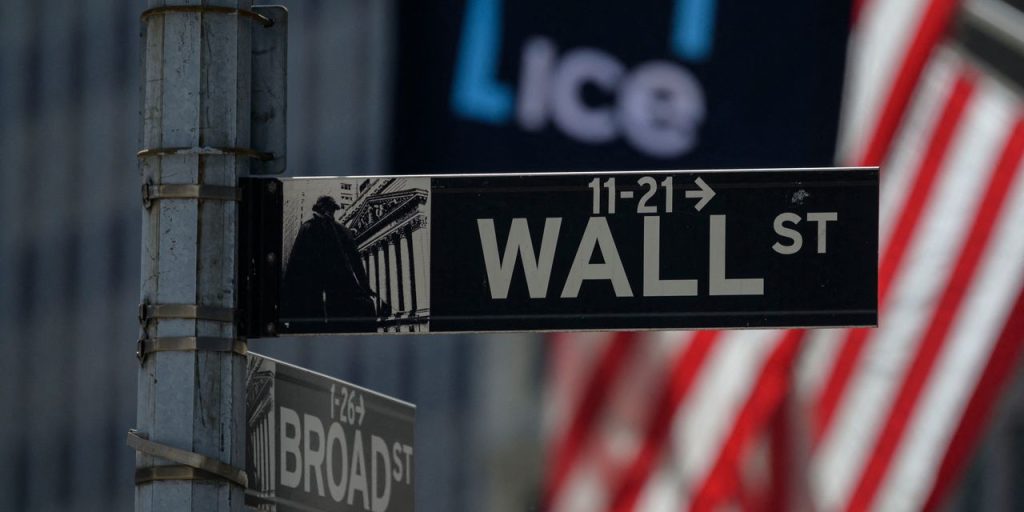 U.S. stocks get lift from banking shares as investors watch debt-ceiling talks