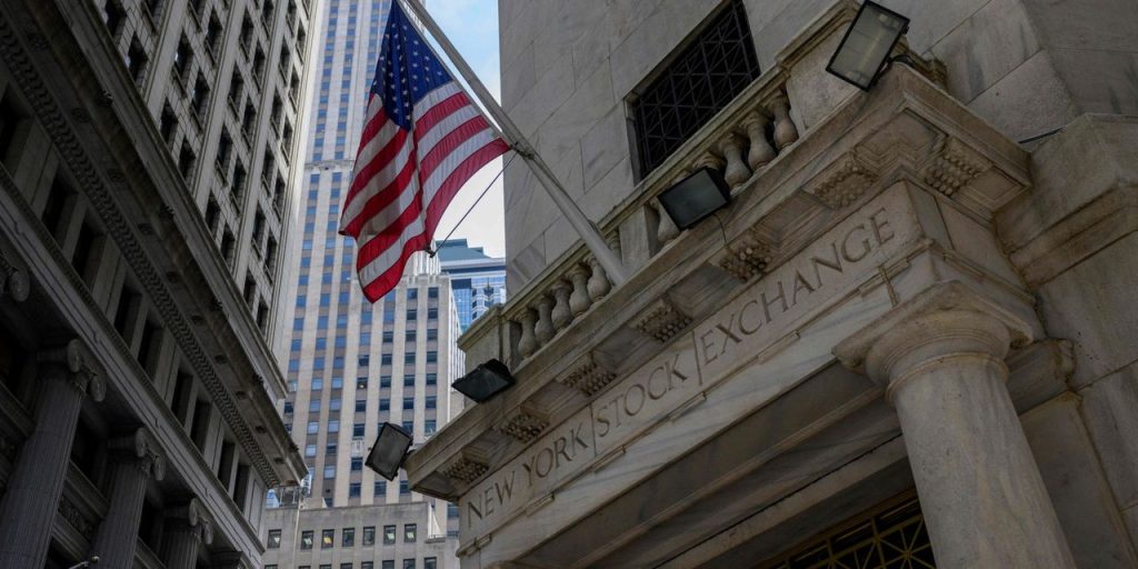 Dow ends up 400 points on optimism about potential debt-ceiling deal, rebound in regional banks