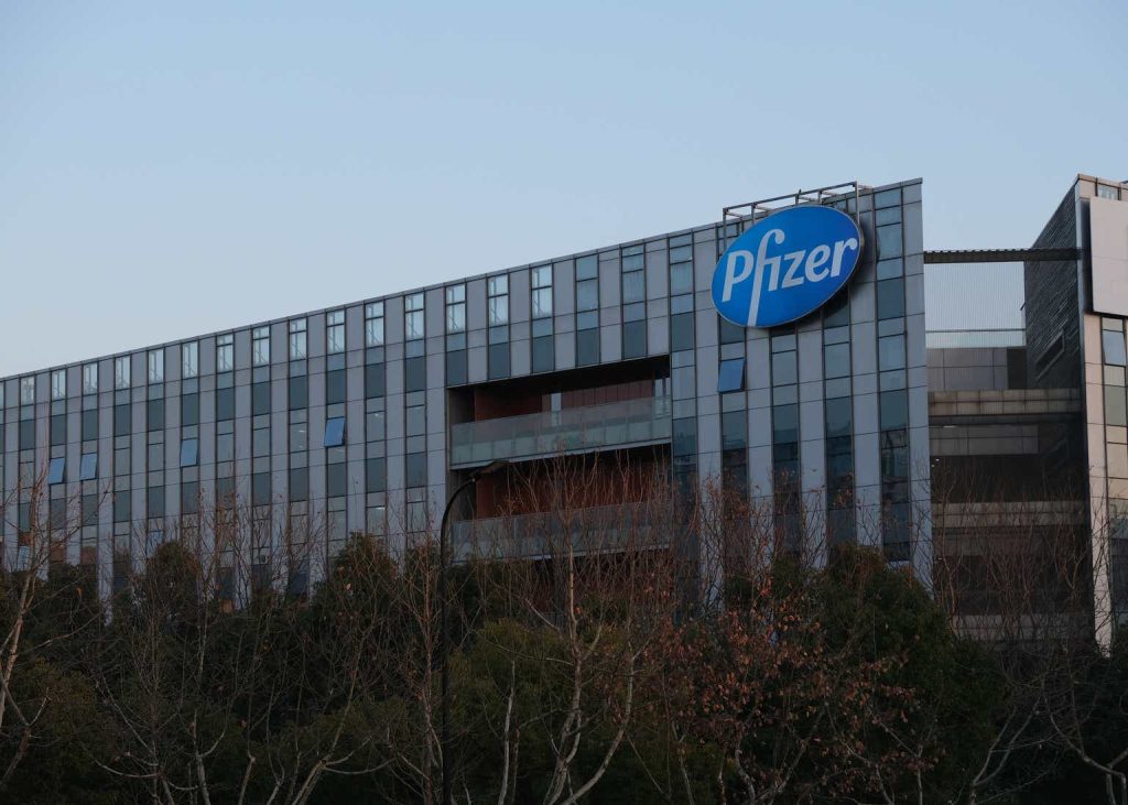 Pfizer Stock: Lackluster Valuation, Soft Growth Outlook (PFE)