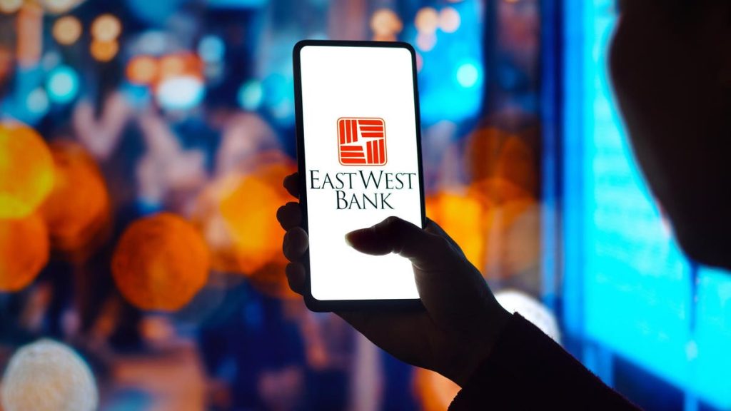 Li Lu Loads Up On Banks, Trims Micron Technology Stake