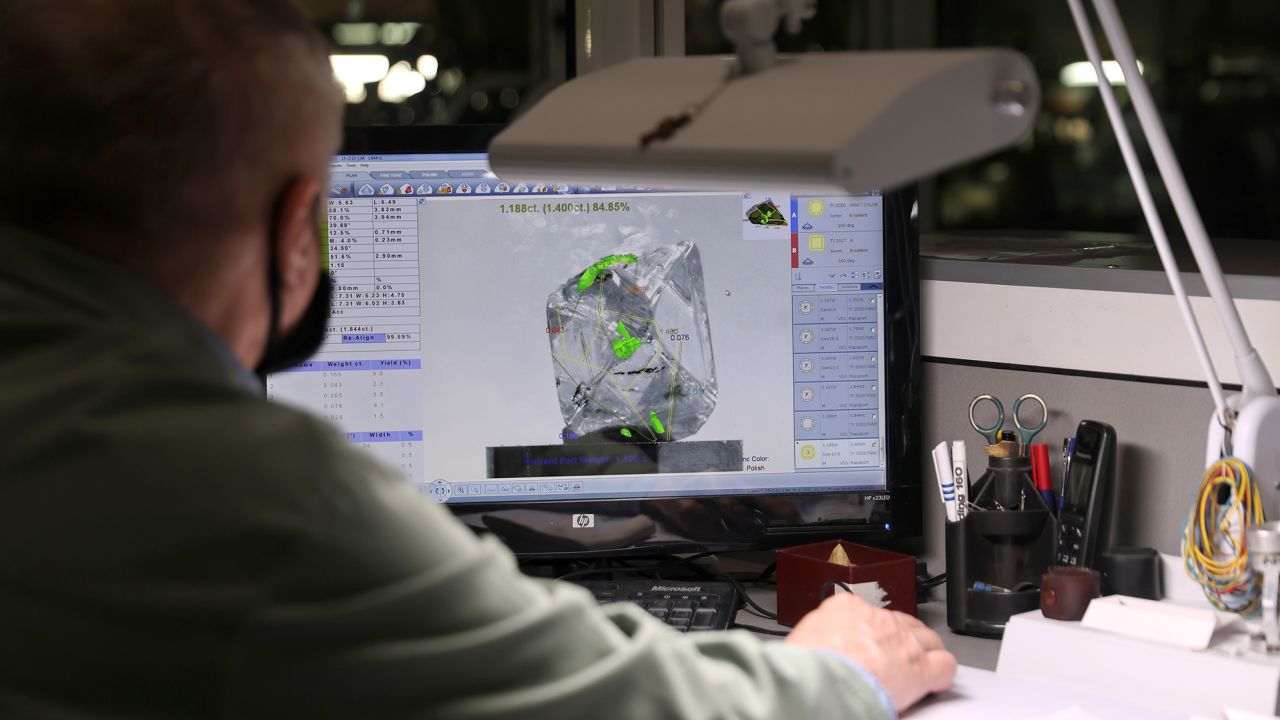 A 3D-model of a rough diamond is seen on a screen at the