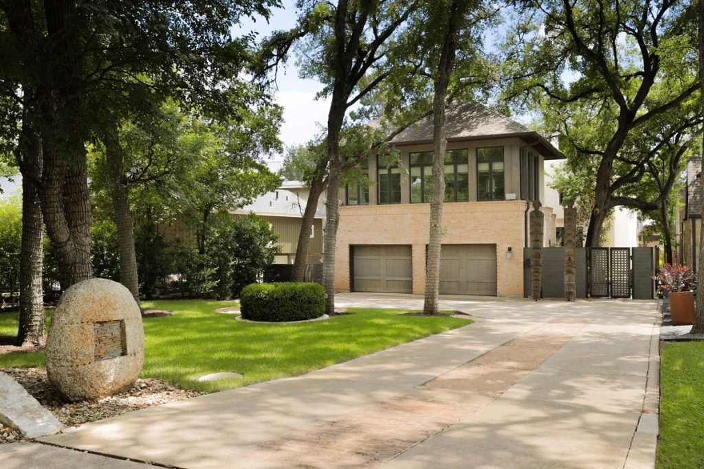 Serenity Envelopes A $5 Million Contemporary In Austin’s Tarrytown