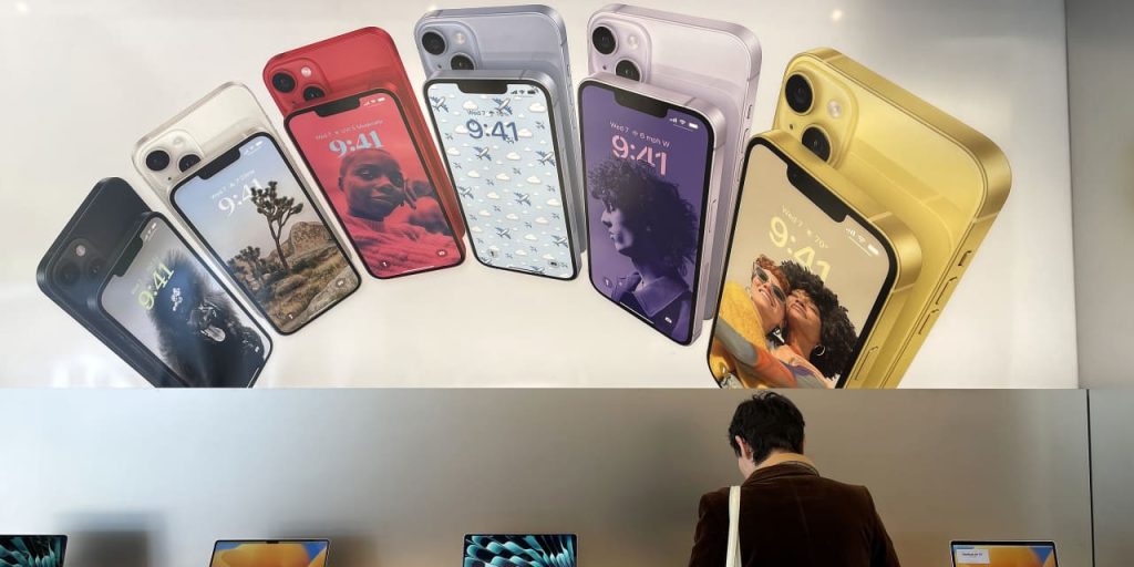 Teens Still Love the iPhone. It’s Good for Apple Stock.