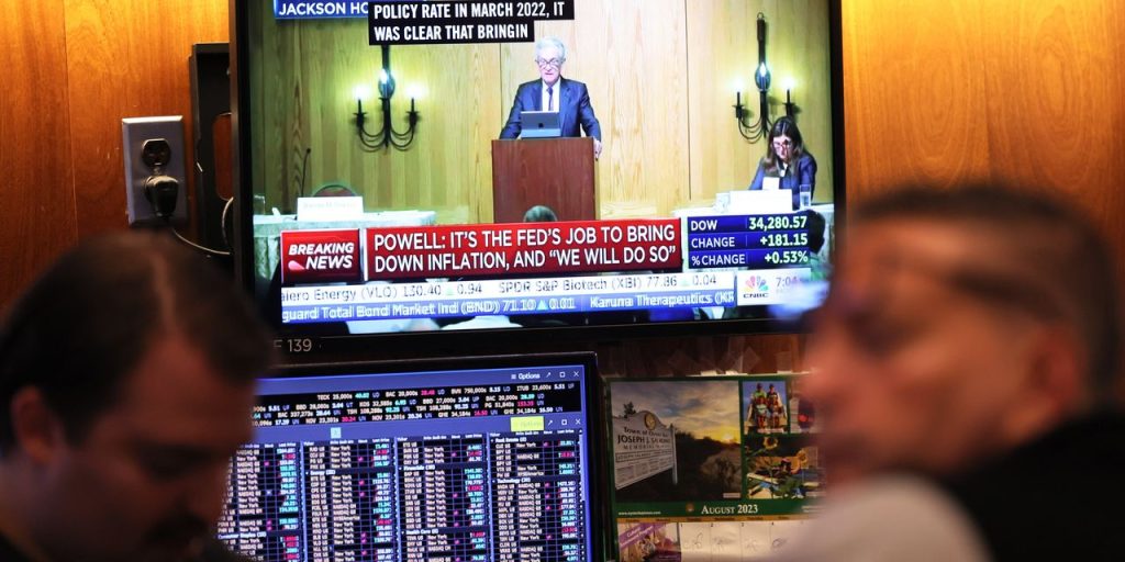 Bank earnings await after a weak quarter for stock prices, but the biggest names remain more favored