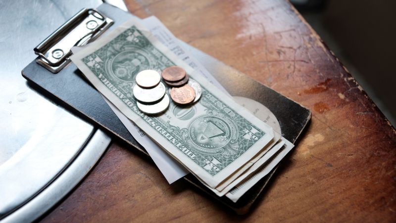 Most Americans tip 15% or less at dinner, poll says